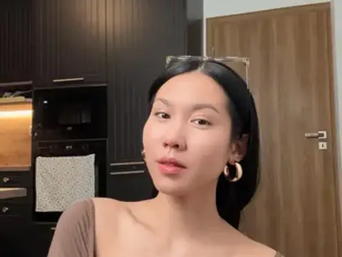 Do you think an Asian girl like me looks cute in brown
